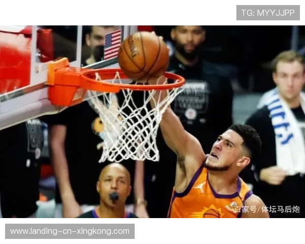 布克拉开空间推进得手,凤凰城比赛收紧