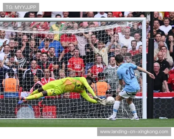 曼联在弧顶区域多脚试射，拉什福德远射穿云