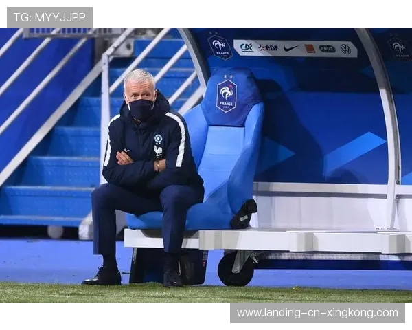 法国中场插上头球抓住关键机会，闪耀绿茵场的神奇时刻